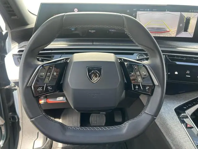 Peugeot e-5008