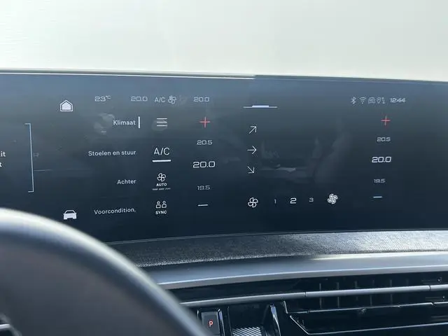 Peugeot e-5008