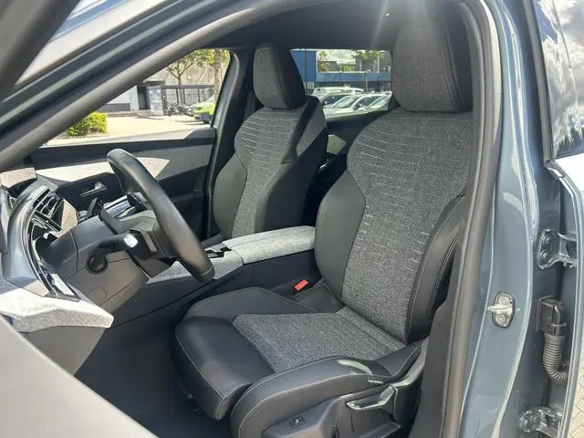 Peugeot e-5008