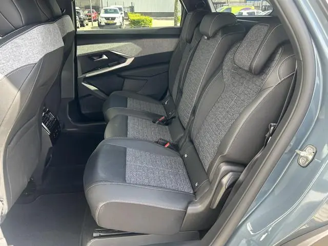 Peugeot e-5008