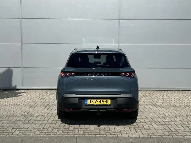 Peugeot e-5008