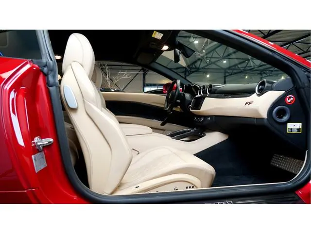 Ferrari FF 6.3 V12 HELE ROSSO MARANELLO + LED STUUR + CARBON INTERIEUR + LIFT V&A + 3 X CAMERA + DVD...