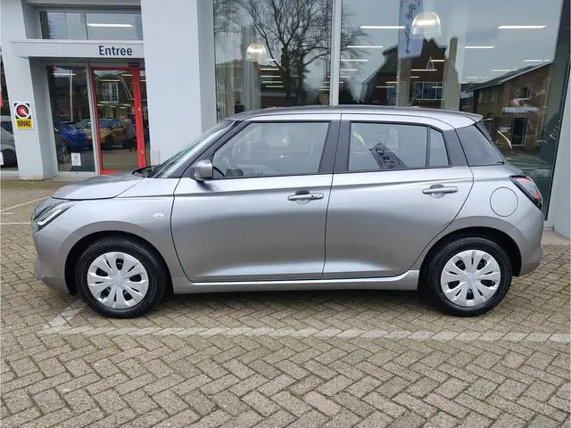 Suzuki Swift 1.2 COMFORT SMART HYBRID Direct Leverbaar | Tot 10 JAAR GARANTIE! | Inclusief € 2.200,-...