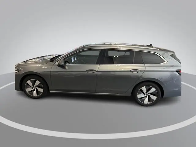 Volkswagen Passat Variant 1.5 eTSI 150pk DSG Elegance Business · Camera · Wegklapbare Trekhaak · App...