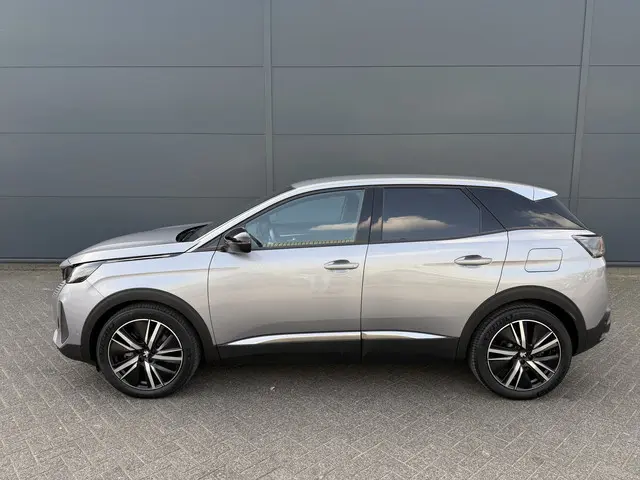 Peugeot 3008 225pk HYbrid Allure Pack (Camera - Keyless Entry - LED - 19"- Adaptieve Cruise Controle...