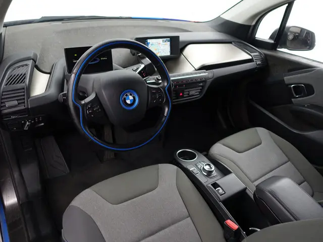BMW i3 High Voltage Edition 94Ah 33 kWh- Xenon Led, Park Assist, Stoelverwarming, Navigatie, Cruise,...