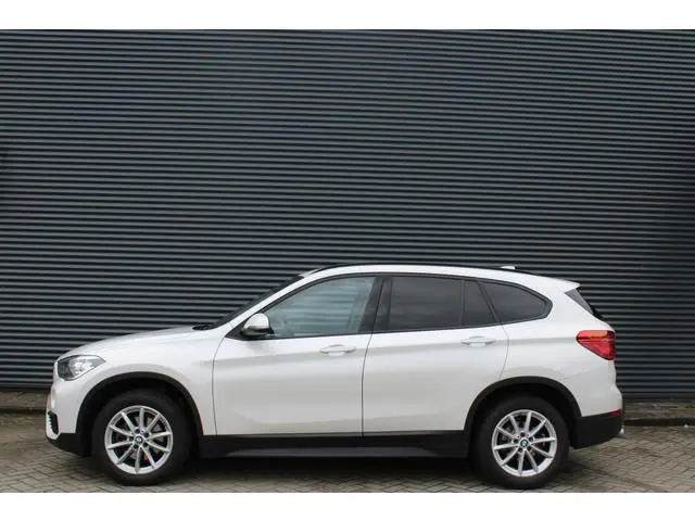 BMW X1 sDrive18i Executive Navigatie Wit-Metallic PDC