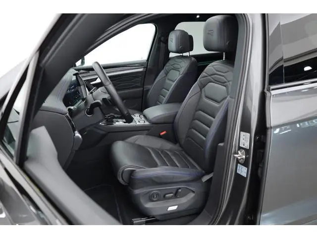 Volkswagen Touareg 3.0 TSI 462pk eHybrid 4MOTION R | Rijklaar! | Elek. Trekhaak | Luchtvering | Vent...