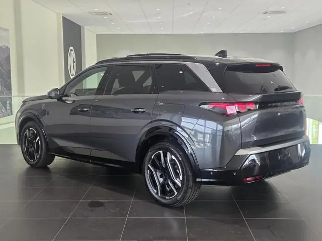 Peugeot e-5008
