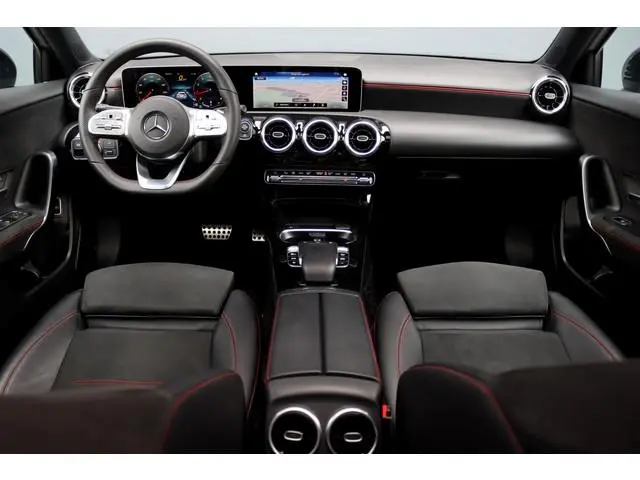 Mercedes-Benz A-klasse 200 Business Solution AMG | Panoramadak | Camera | Night Pakket | High Perfor...