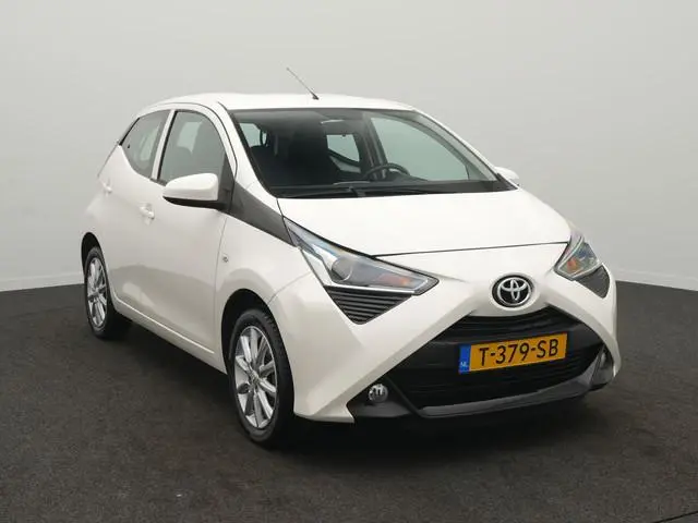 Toyota Aygo 1.0 VVT-i X-Play - RIJKLAARPRIJS - All Seasonbanden - Achteruitrijcamera - Apple Carplay...