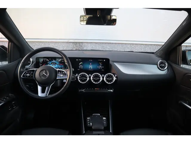 Mercedes-Benz B-klasse 250 e Busin. Sfeerverlichting / Camera / 19inch / Trekhaak