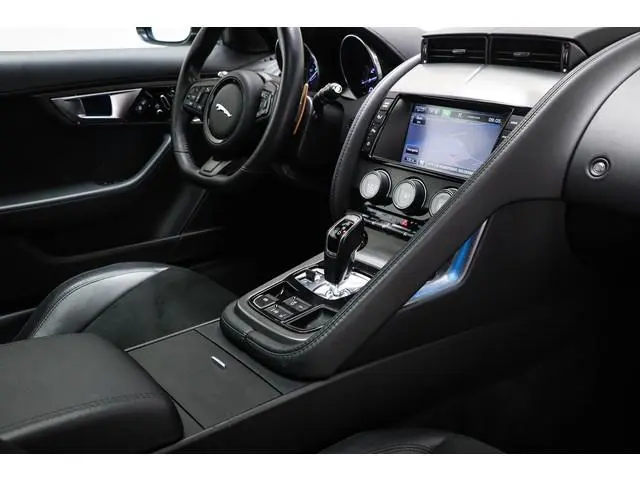 Jaguar F-TYPE 3.0 V6 Coupé | PANORAMADAK | CLIMA | STUURVERWARMING | CAMERA | 19"