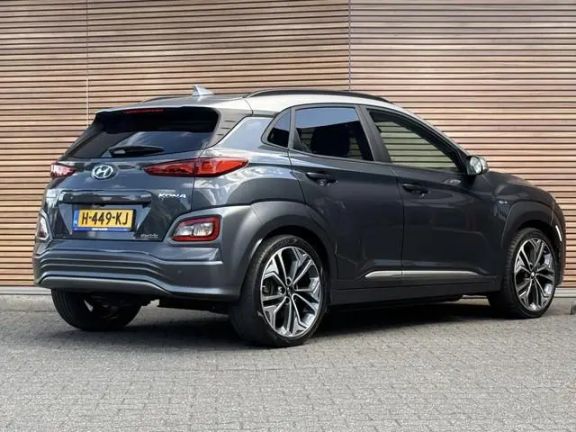 Hyundai Kona EV Premium 64 kWh Leer / Head-Up / Stoel verwarming & Koeling / Winterbanden