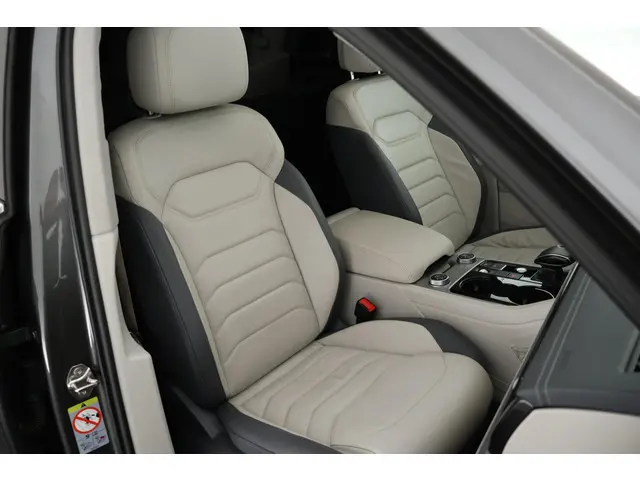 Volkswagen Touareg 3.0 TDI 230pk R-Line Grijs Kenteken Trekhaak Camera Luchtvering Matrix Led Keyles...