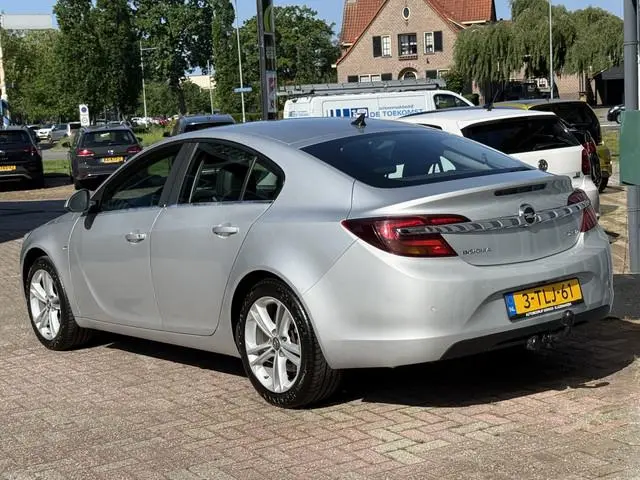 Opel Insignia 1.6 T Edition. | AUTOMAAT | DEALER ONDERHOUDEN | TREKHAAK |