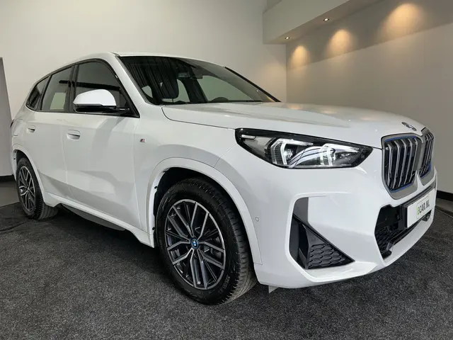 BMW iX1 xDrive30 67 kWh M-Sport SOH 98,3% | Sportstoelen | Premiumpakket |