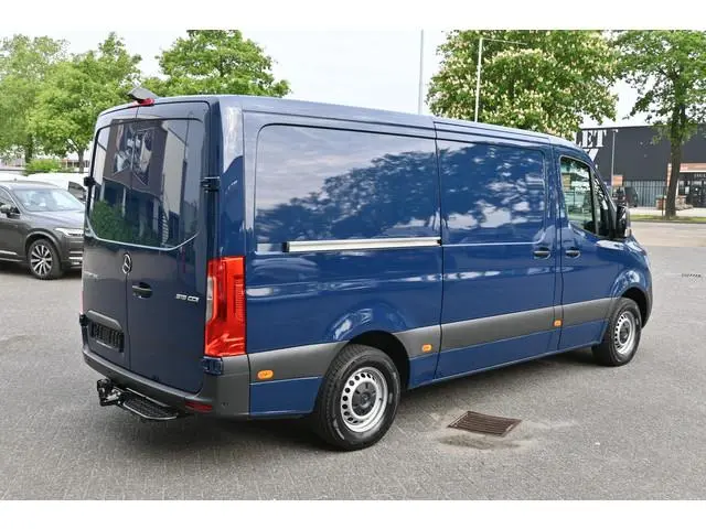 Mercedes-Benz Sprinter 315 CDI L2H1 RWD MBUX met camera en parkeerpakket, Trekhaak, Etc.