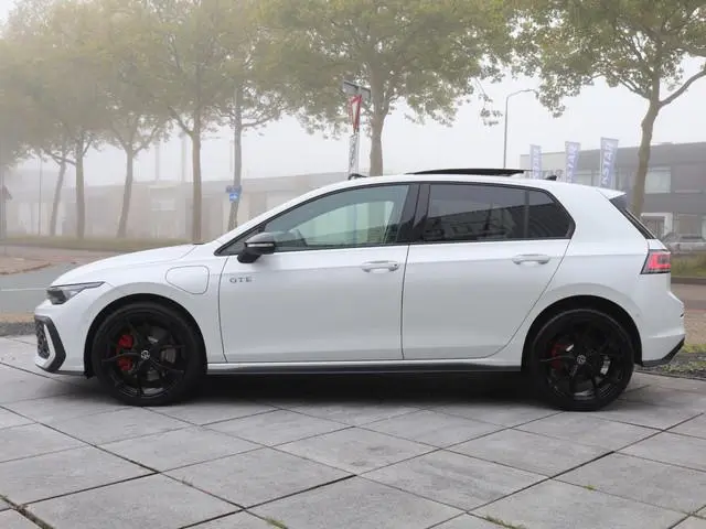 Volkswagen Golf GTE 1.5 eHybrid Panodak | Leer | 19"Inch | Black Style | Garantie 2030 | Head-up | S...