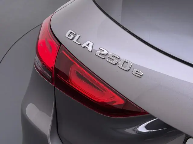 Mercedes-Benz GLA-klasse 250e Luxury // SoH 95,2% // Trekhaak // Carplay // Camera // Sfeerverlichti...