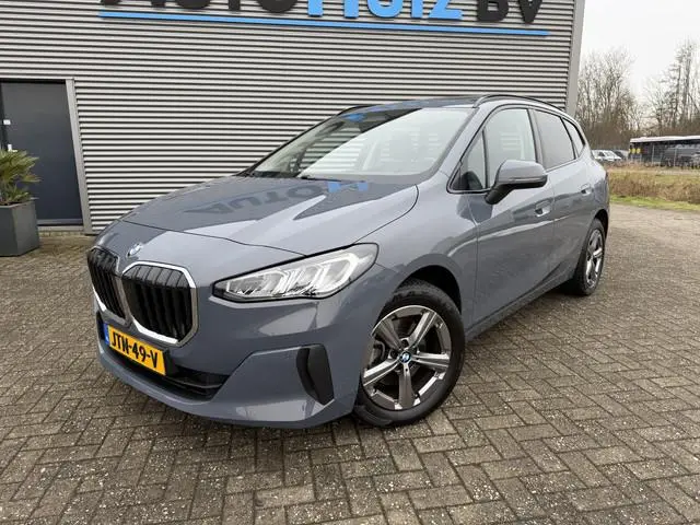 BMW 2-serie Active Tourer 218i Trekhaak Panoramadak Stuurwielverwarming Stoelverwarming LED Achterui...