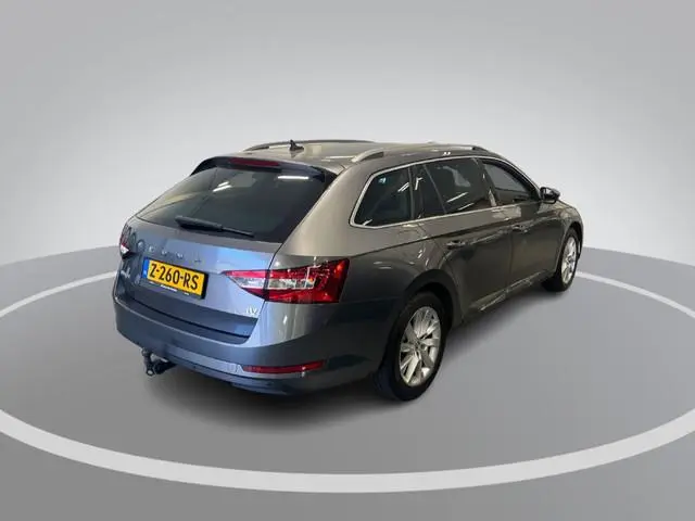 Skoda Superb Combi 1.4 TSI iV 218pk DSG Business Edition Plus  · Camera · Inklap. Trekhaak · Stoelve...