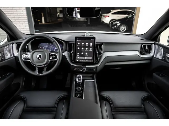 Volvo XC60 2.0 T8 AWD U Black Edition | Facelift | B&W | Massage | Trekhaak