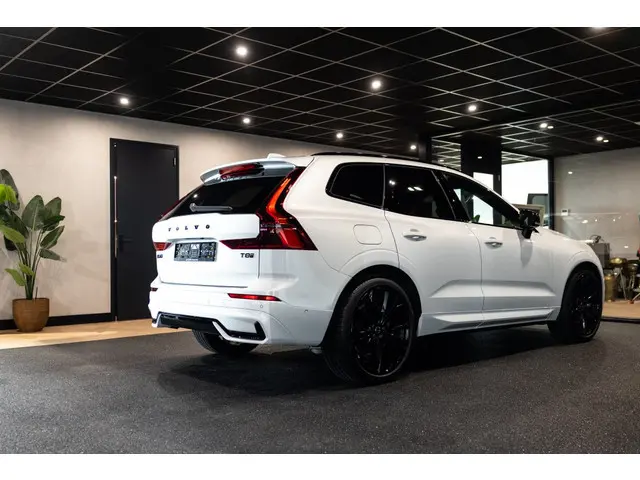 Volvo XC60 2.0 T8 AWD U Black Edition | Facelift | B&W | Massage | Trekhaak