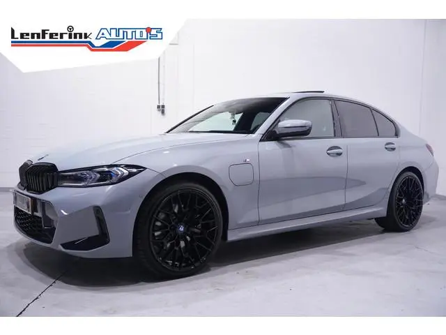 BMW 3-serie 330e M Sport SOH 96% Head up Schuifdak Camera Memory Shadowline 20 Inch Apple Carplay Tr...