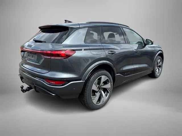 Audi Q6 e-tron S edition 83 kWh 252 PK · Adaptieve luchtvering · Glazen panoramadak · Tech pro