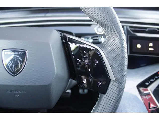 Peugeot e-5008