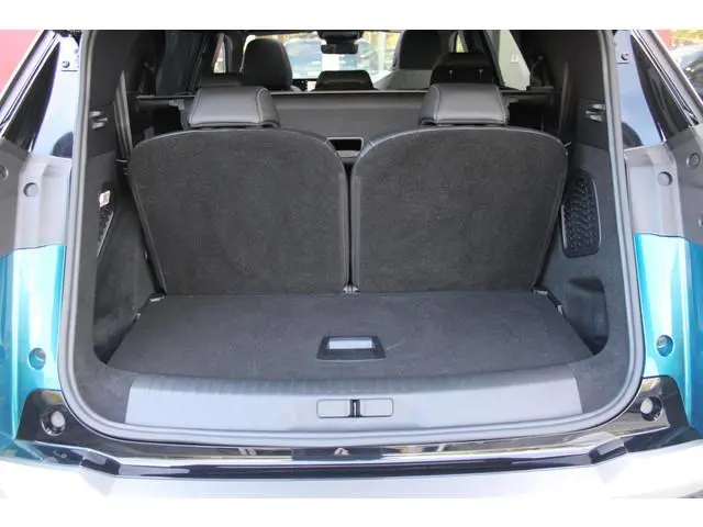 Peugeot e-5008