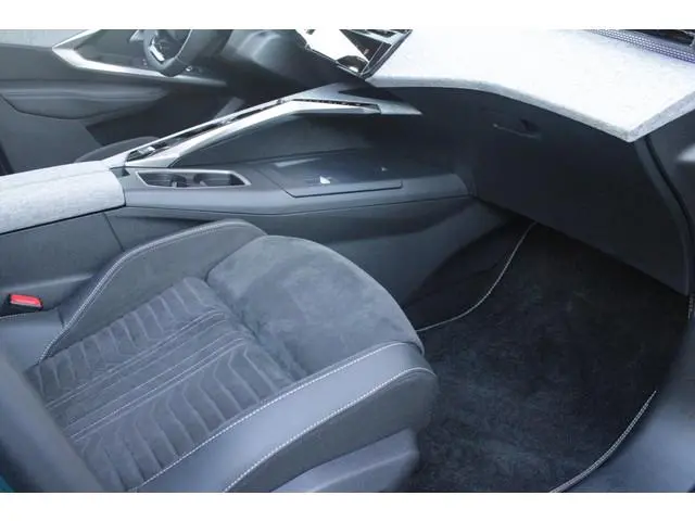 Peugeot e-5008