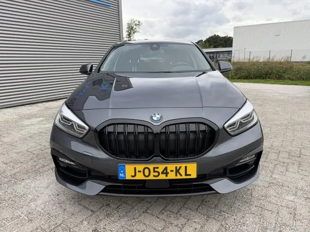BMW 1-serie 118i Sport Line Trekhaak LED PDC Carplay DAB 18 Inch Sportstoelen