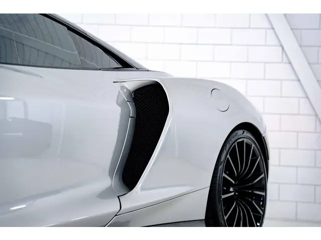 McLaren GT