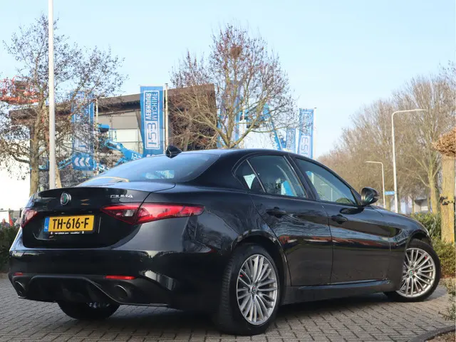 Alfa Romeo Giulia 2.0T Super Adaptive CC / Navi/ Camera /Pdc / Carplay /Stoel/Stuurverw / Automaat G...