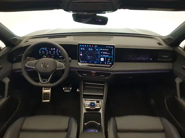 Volkswagen Tiguan 1.5 eHybrid 272pk DSG/AUT R-Line Wegklapbare trekhaak, Panoramadak, Harman/Kardon,...
