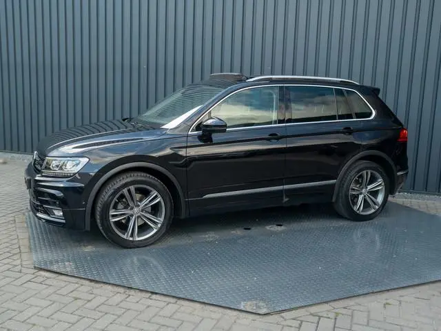 Volkswagen Tiguan 1.4 TSI ACT Highline Business R | Pano | Trekhaak wegkl. | Elk. A-klep | Side Assi...