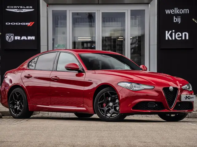 Alfa Romeo Giulia 2.0T Sprint | Veloce Interieur | Schakelflippers | Adaptive Cruise Control | Stoel...