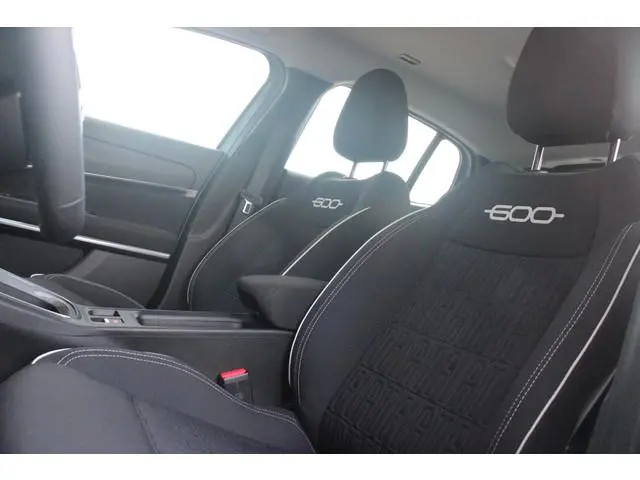 Fiat 600 1.2 110PK Hybrid AUTOMAAT POP | WINTER PACK: VERWAMBARE VOORSTOELEN/VERWARMBARE VOORRUIT |...