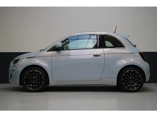 Fiat 500 La Prima 42 kWh | SoH 100% | Panoramadak | Leder | Navigatie | Carplay | Lm velgen | Blind-...