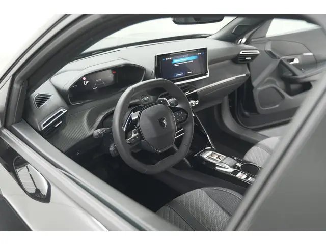 Peugeot 2008 1.2 Hybrid 145 Allure | 360 Camera | Adaptieve Cruise Control | Dodehoekdetectie | Appl...
