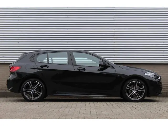 BMW 1-serie 118i Business Edition | M-Sport | Origin NL | Camera | Trekhaak | Navigatie