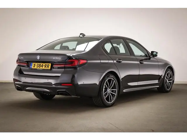 BMW 5-serie 530e xDrive M-Sport | SOH 90% | STUURVERWARMING | DAB | APPLE | CAMERA | TREKHAAK