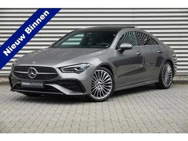 Mercedes-Benz CLA-klasse 180 Star Edition AMG | Pano | Trekhaak | Distronic | Camera | Sfeer |