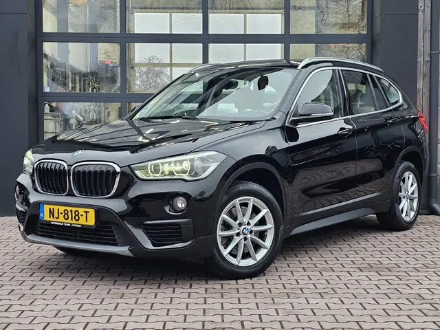 BMW X1 sDrive20i Centennial High Executive | Automaat | Navi | Stoelverwarming | HUD | Parkeersensor...