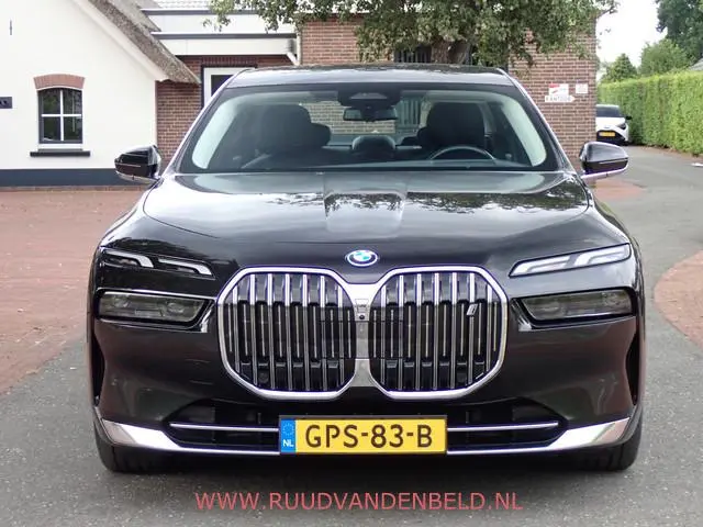 BMW i7