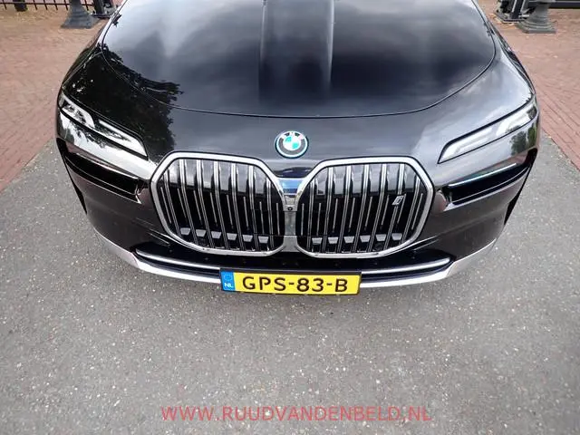 BMW i7