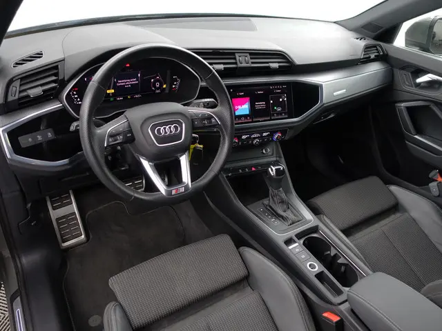 Audi Q3 35 TFSI S edition Aut- Panoramadak, Carplay, Stoelverwarming, Virtual Cockpit, Sport Leder I...