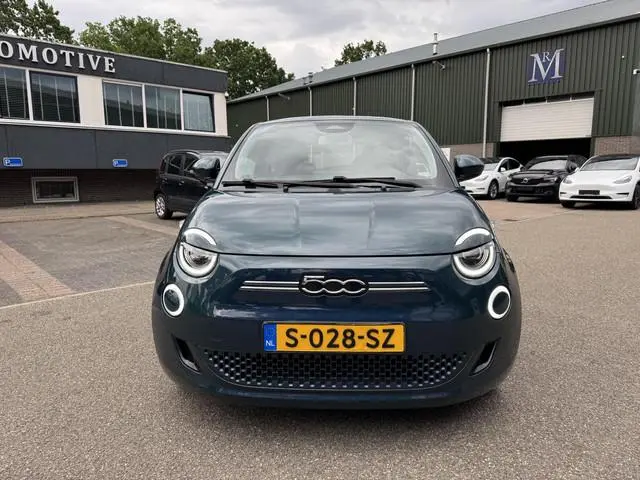 Fiat 500 RED 42 kWh VAN: 16.900,- VOOR: 14.877,- UW WKVOORDEEL: 2.023,- | SOH 92% | NAVIGATIE | STOE...